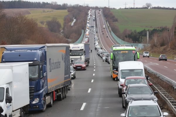 Vorbildliche Rettungsgasse - hier auf der A4 - © Bodo Schackow/dpa