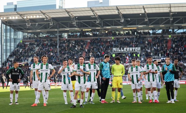 Das Team von Borussia Mönchengladbach nach dem Spiel beim FC St. Pauli vor der Fankurve. - © Christian Charisius/dpa