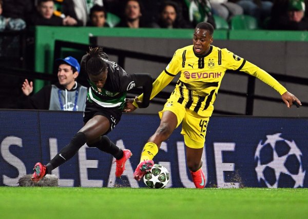 Jamie Gittens (r) will einem Medienbericht zufolge Borussia Dortmund im Sommer verlassen. - © Federico Gambarini/dpa