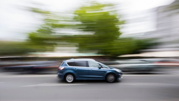 Die Kreispolizeibehörden in Nordrhein-Westfalen beteiligen sich ab Montag an einer europaweiten Tempo-Kontrollaktion im Straßenverkehr. (Symbolbild) - © Julian Stratenschulte/dpa