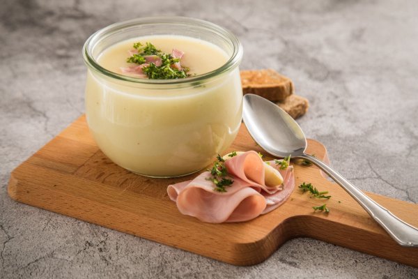 Eine klassische Spargelsuppe ist aus Spargelsud, Butter und Mehl schnell zubereitet. Gewürzt wird mit Pfeffer, Salz, Muskat und etwas Zitronensaft. - © Christin Klose/dpa-tmn