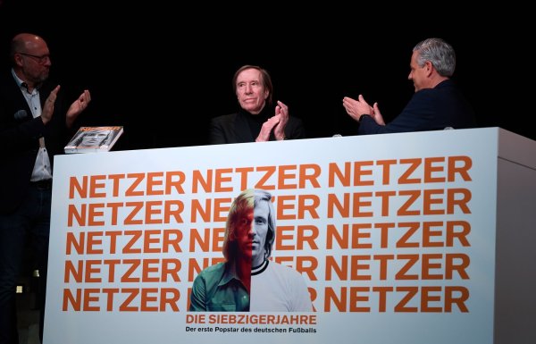 Emotionale Momente: Günter Netzer (M) ist bei der Ausstellungseröffnung ergriffen. - © Bernd Thissen/dpa