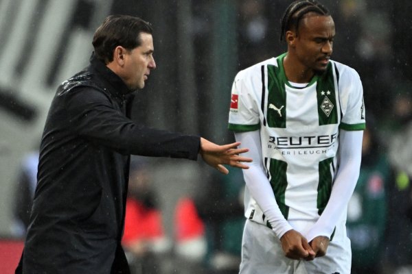 Nathan Ngoumou (r) verletzte sich nach dem Spiel bei St. Pauli schwer. - © Federico Gambarini/dpa