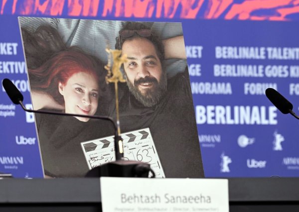 Während der Berlinale 2024 stand ein Foto der beiden Regisseure Maryam Moghaddam (links) und Behtash Sanaeeha bei der Pressekonferenz zum Film «Keyke mahboobe man» (englischer Titel: «My Favourite Cake») neben den leer gebliebenen Plätzen auf dem Podium. - © Soeren Stache/dpa