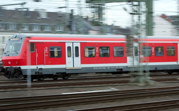 Gute Nachricht für Bahnpendler an der gesperrten S6: Im Dezember könnten wieder Züge rollen. (Symbolbild) - © Federico Gambarini/dpa