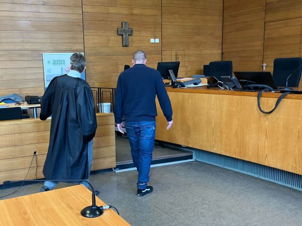 Ein 32-Jähriger soll wegen Totschlags an seinem Vater in der Psychiatrie untergebracht werden. (Archivbild) - © Britta Schultejans/dpa