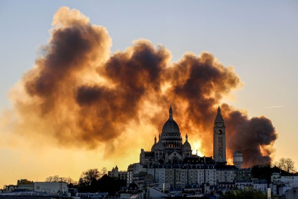 Nach Angaben der Polizei ist keiner der Beschäftigten bei dem Brand in einem Recyclingunternehmen in Paris verletzt worden. - © Idhir Baha/AFP/dpa