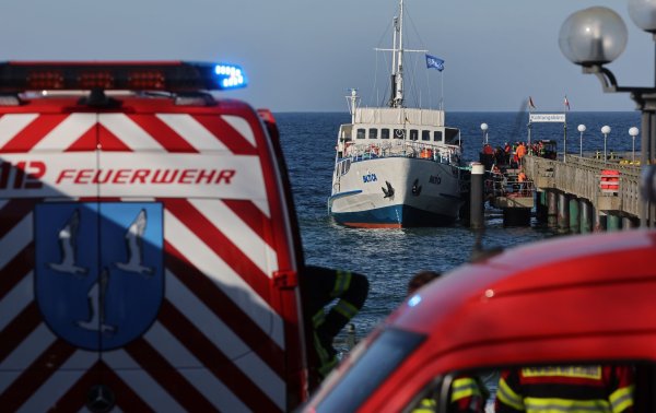 Ein Großeinsatz der Feuerwehr soll verhindern, dass das Schiff sinkt. - © Bernd Wüstneck/dpa