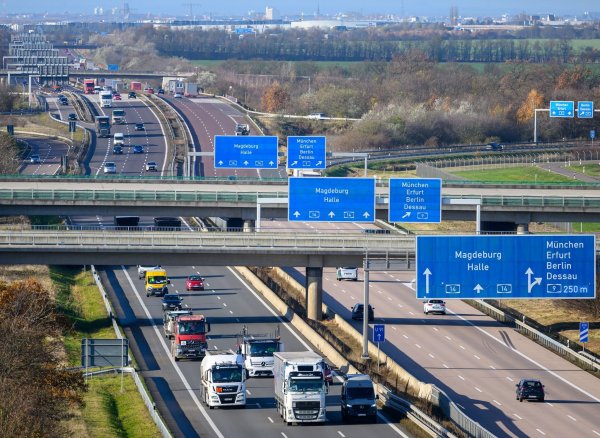 Bericht sieht zu wenig Fortschritte bei der Energiewende im Verkehr (Archivbild). - © Hendrik Schmidt/dpa
