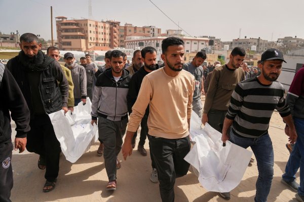 Im Gazastreifen werden mehrere durch Angriffe der israelischen Armee getötete Palästinenser zu Grabe getragen. - © Abdel Kareem Hana/AP/dpa