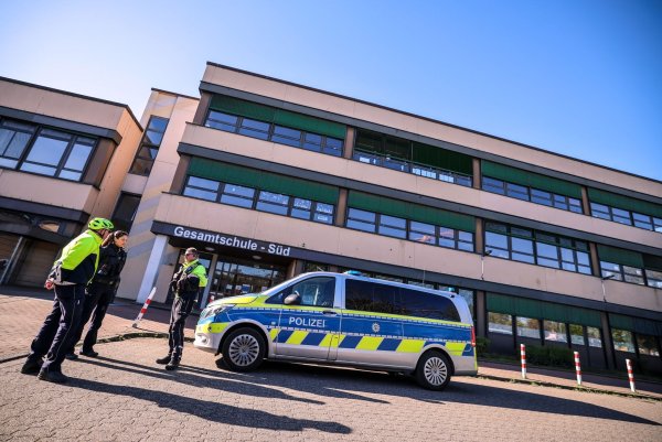 Einsatzkräfte sehen an einer Duisburger Gesamtschule nach dem Rechten. Wegen zwei bedrohlicher Schreiben mit rechtsradikalen Äußerungen haben am Duisburg 17 Schulen geschlossen. - © Christoph Reichwein/dpa