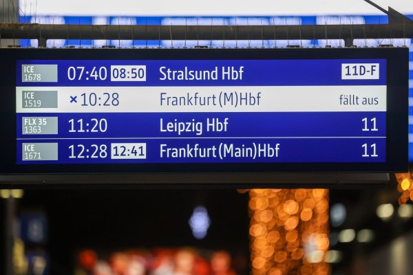 Die Deutsche Bahn will besser über Störungen informieren. (Archivbild) - © Bodo Marks/dpa