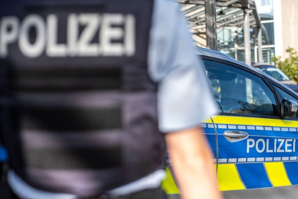 Ein Polizist steht vor einem Streifenwagen. Ermittler der Kriminalpolizei in Bielefeld haben nach einem Sexualdelikt einen Tatverdächtigen gefasst. (Symbolbild) - © David Inderlied/dpa