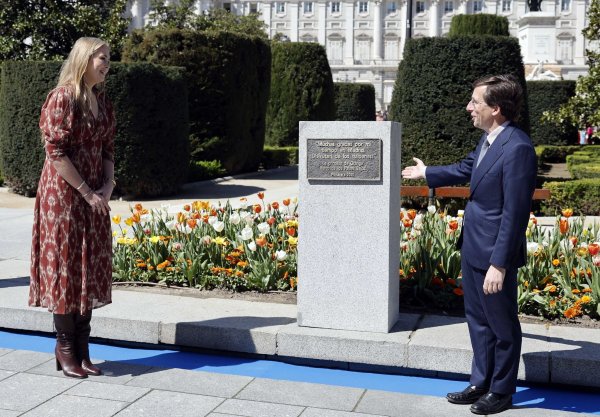 Prinzessin Amalia der Niederlande und Madrids Bürgermeister José Luis Martínez-Almeida enthüllen am neuen Tulpengarten an der Plaza de Oriente eine Gedenktafel. - © Oscar Del Pozo/ANP/dpa