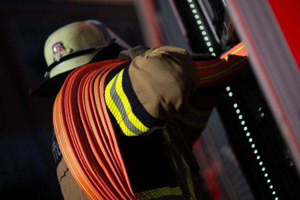 Die Feuerwehr verhinderte ein Übergreifen der Flammen. (Symbolbild) - © Marijan Murat/dpa