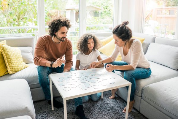 Die unterschiedlichen Sprachen sollten regelmäßig im Alltag stattfinden - eine Methode, die dabei hilft: Eine Sprache bestimmten Situationen zuordnen und etwa Deutsch beim Spielen sprechen. - © Robijn Page/Westend61/dpa-tmn