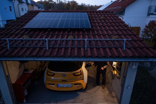 Solarstrom selbst produzieren - und damit das E-Auto laden. - © Marijan Murat/dpa/dpa-tmn
