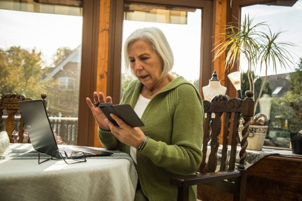 Die wohl schwierigste Frage, wenn es darum geht, ein Dating-Profil einzurichten: Welches Foto soll es sein? - © Christin Klose/dpa-tmn