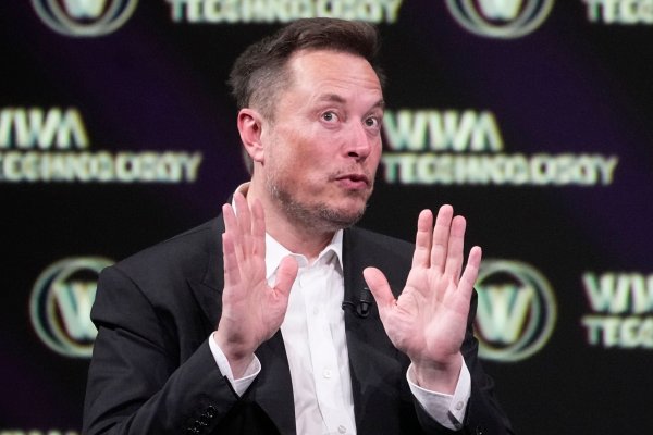 Elon Musk hatte Twitter im Oktober 2022 gekauft und es kürzlich in X umbenannt. - © Michel Euler/AP/dpa