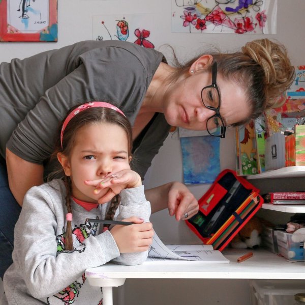 Um die emotionale Beziehung zum Kind nicht zu belasten, übertragen viele Eltern die Nachhilfe lieber einer außenstehenden Fachkraft. - © Mascha Brichta/dpa-tmn