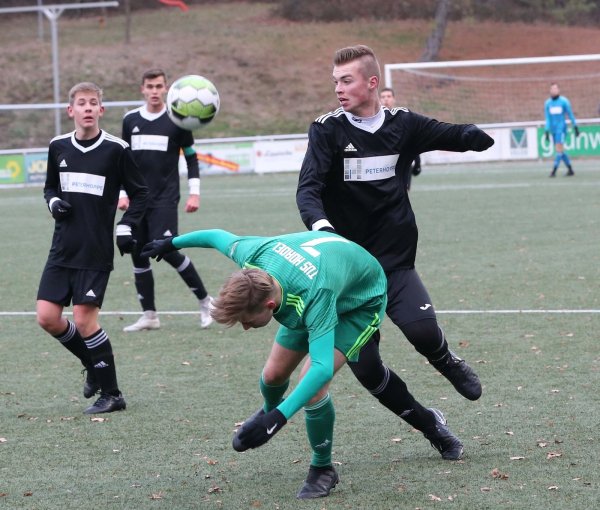 Der Gegner duckt sich: Oerlinghausens Tim Witte (rechts) im Duell mit Maurice-Joel Weißbohn vom TuS Hordel.. - © Paul Cohen