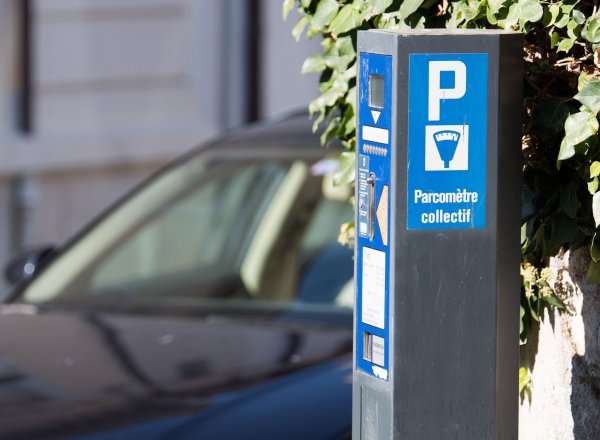 Egal, ob Sie in der Schweiz Urlaub machen oder das Land nur durchqueren – wer dort Auto fährt, sollte die Verkehrsregeln genau kennen und einhalte, das gilt auch fürs Parken. - © Soeren Stache/dpa/dpa-tmn