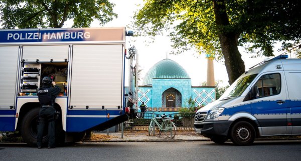 Die Blaue Moschee an der Außenalster in Hamburg wurde beschlagnahmt. - © Daniel Bockwoldt/dpa