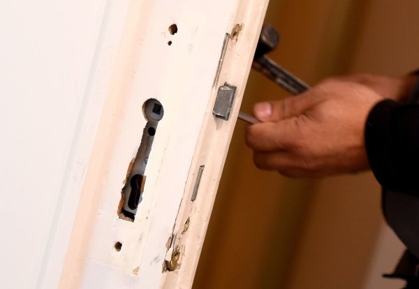 An einem Türschloss wird gearbeitet - © Foto: Holger Hollemann/dpa/dpa-tmn
