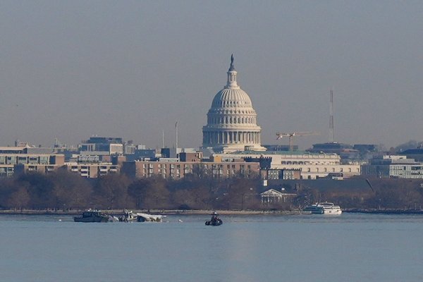 Am Morgen nach dem Absturz suchen Helfer nach Überlebenden und Toten in Washington. - © Carolyn Kaster/AP/dpa