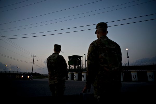 Der US-Marinestützpunkt Guantánamo Bay auf Kuba ist berüchtigt wegen eines umstrittenen Gefangenenlagers, das die Vereinigten Staaten nach den Anschlägen vom 11. September 2001 errichtet hatten. (Archivbild) - © Ramon Espinosa/AP/dpa