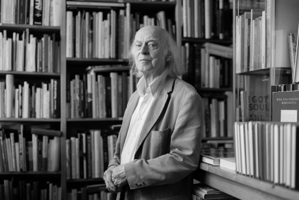 Der durch Tiktok und Instagram bekannte Antiquar und Literaturkenner Klaus Willbrand ist im Alter von 83 Jahren gestorben (Archivbild). - © Rolf Vennenbernd/dpa