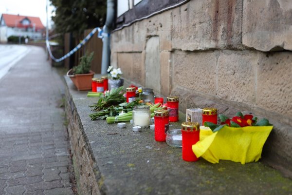 Nach wie vor fahndet die Polizei nach der Untermieterin eines 81-Jährigen, der vergangenen Freitag in seinem Haus Opfer einer Gewalttat wurde. (Archivfoto) - © Stefan Rampfel/dpa