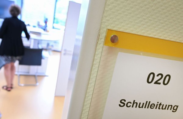 Lehrkräfte in Nordrhein-Westfalen sind einer Erhebung zufolge überdurchschnittlich viel mit Gewalt konfrontiert (Archivbild) - © Arne Dedert/dpa