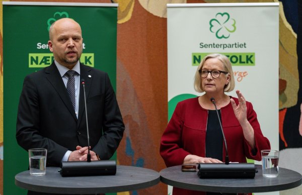 Die Zentrumspartei um Finanzminister Trygve Slagsvold Vedum (links) schert aus der Regierung aus. - © Soeren Stache/dpa