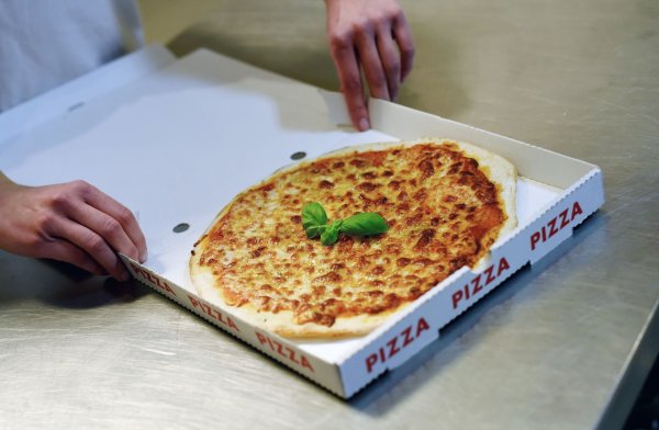 Zehn Pizzakartons hat «Öko-Test» auf Bisphenole untersucht. Nur in einem waren keine enthalten. - © Jens Kalaene/dpa-Zentralbild/dpa-tmn