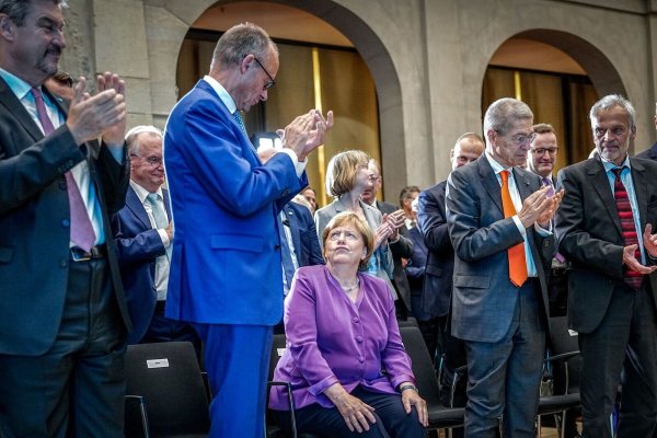 Das Verhältnis von Merkel und Merz gilt als belastet. (Archivbild) - © Kay Nietfeld/dpa