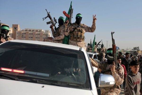 Menschenmenge begrüßt bewaffnete Mitglieder der Terrororganisationen Hamas und Islamischer Dschihad. - © Jehad Alshrafi/AP/dpa