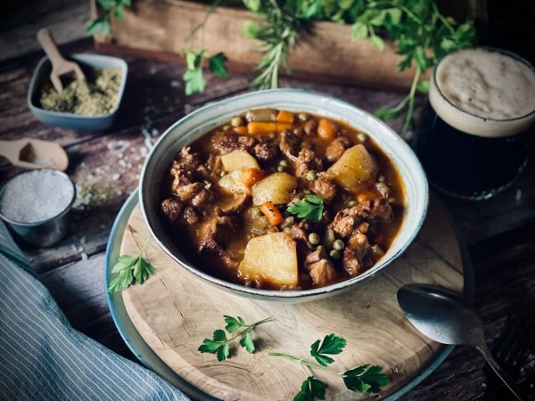 Irish Stew kommt aus dem Herd oder dem Ofen? Nicht unbedingt, das Gericht eignet sich auch für das Wintergrillen. - © Anja Würfl/Die Frau am Grill/dpa-tmn