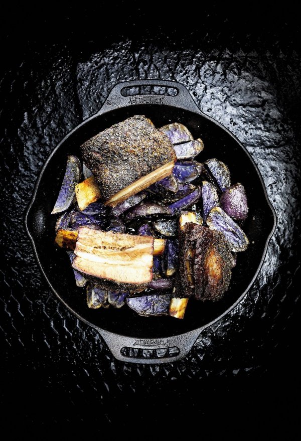 Short Ribs mit lila Kartoffelspalten sind ein wärmendes Wintergericht, das sich gut draußen in der Kälte grillen lässt. - © Markus Gmeiner/Karin Faltejsek/Matak Studios/Heel Verlag/dpa-tmn