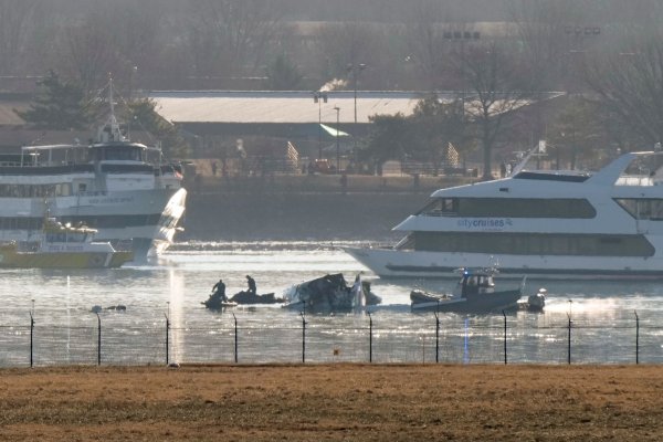 Such- und Bergungskräfte arbeiten auf dem Potomac. - © Mark Schiefelbein/AP/dpa