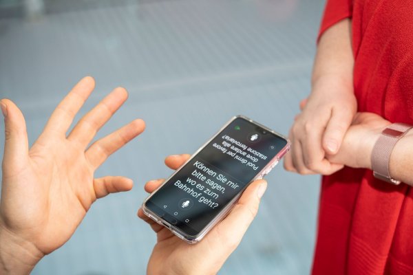 Digitaler Dolmetscher: Mit Übersetzungsapps wie dem Microsoft Translator lassen sich auf Reisen zumindest einfache Dialoge in fremder Sprache führen. - © Zacharie Scheurer/dpa-tmn