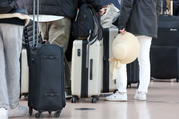 Da arbeiten, wo andere Urlaub machen: Die deutsche Reisebranche klagt über Personalmangel. (Symbolbild) - © Bodo Marks/dpa