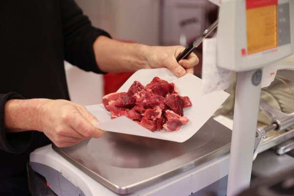 Von Wildgulasch bis zum feinen Rehrücken: Mehr 2200 Tonnen Wildfleisch stammten zuletzt aus NRW-Revieren (Foto Illustration) - © Joerg Carstensen/dpa