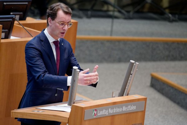 NRW-Ministerpräsident Hendrik Wüst (CDU) ruft dazu auf, den Aufstieg der AfD zu verhindern. (Archivbild) - © Henning Kaiser/dpa