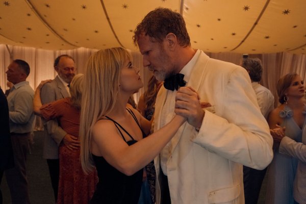 Jim (Will Ferrell) und Margot (Reese Witherspoon) geraten in «Ihr seid herzlich eingeladen» aneinander, weil sie dasselbe Hotel für eine Hochzeitsfeier gebucht haben. - © K.A./Prime Video/dpa