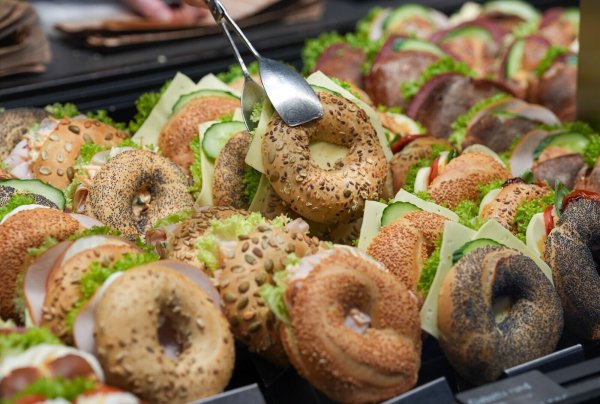 «Too Good To Go» ist eine innovative App, die es Nutzern ermöglicht, überschüssige Lebensmittel von Restaurants und Geschäften zu einem reduzierten Preis zu retten. - © Marcus Brandt/dpa/dpa-tmn