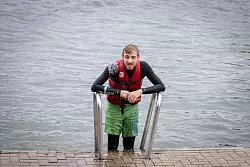 Maurice Arndt versucht sich im Wasserski. - &copy; Alina Meier