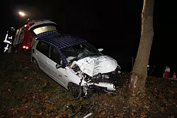 Böse Überraschung: Die Feuerwehr Schleiz (Thüringen) stellte während eines Einsatzes fest, dass sich im Heck des Unfallwagens ein Akku befindet. Es handelt sich um ein Hybrid. - © Ronny Schubert