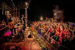 Schnappschuss: Auch die Bands wollen die gute Stimmung beim &bdquo;Lippe Open-Air" einfangen und greifen zum Handy. - &copy; Alexander Wegner