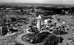 Einen weiten Blick vom (noch) hohen Bergkamm hatten Spazierg&auml;nger um 1955 auf das Kalkwerk. Im Bild oben links sind die ersten Geb&auml;ude der Firma Hanning zu sehen. - &copy; Stadtarchiv